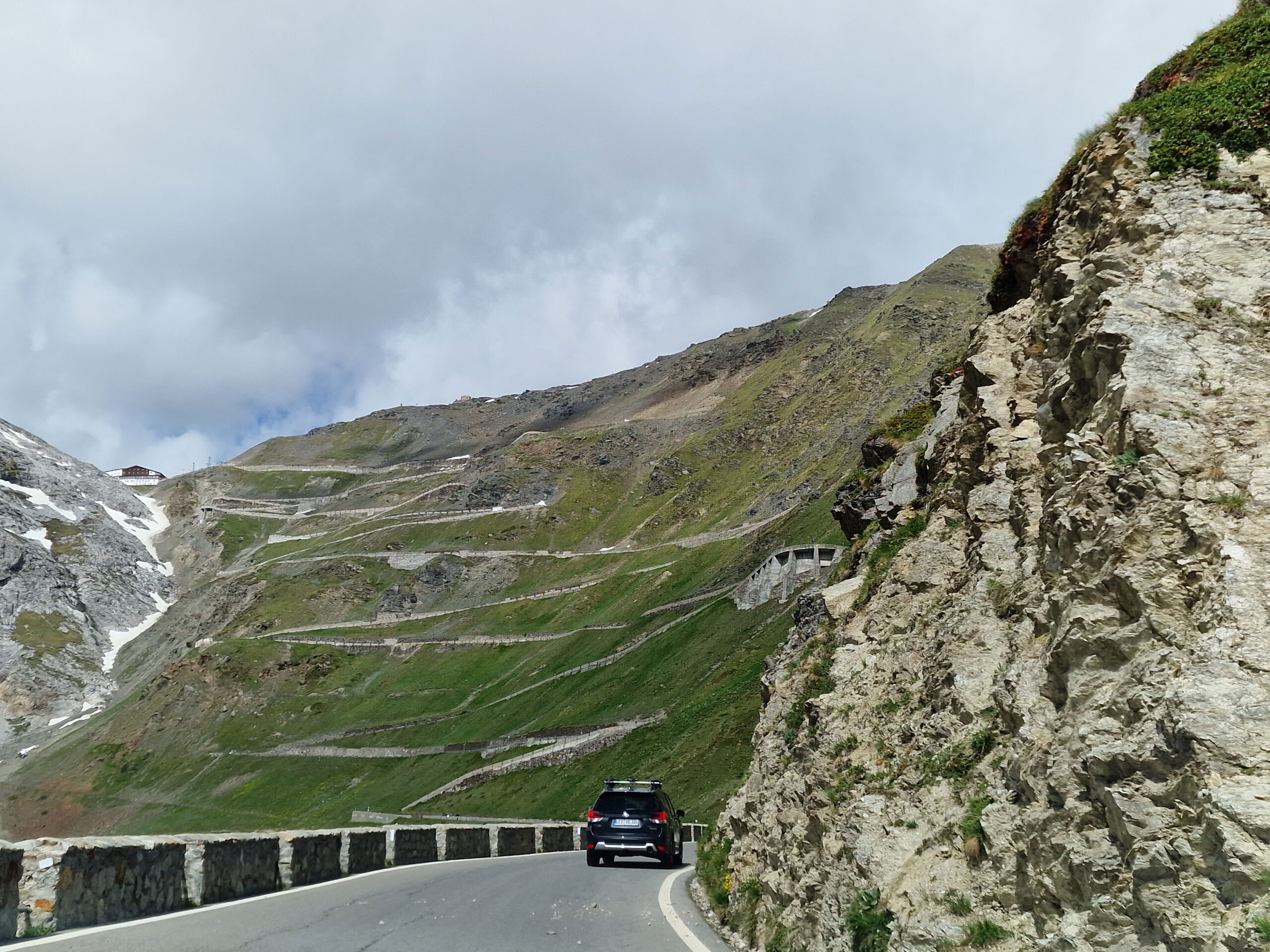 De Stelviopas (Stilfser Joch) met auto