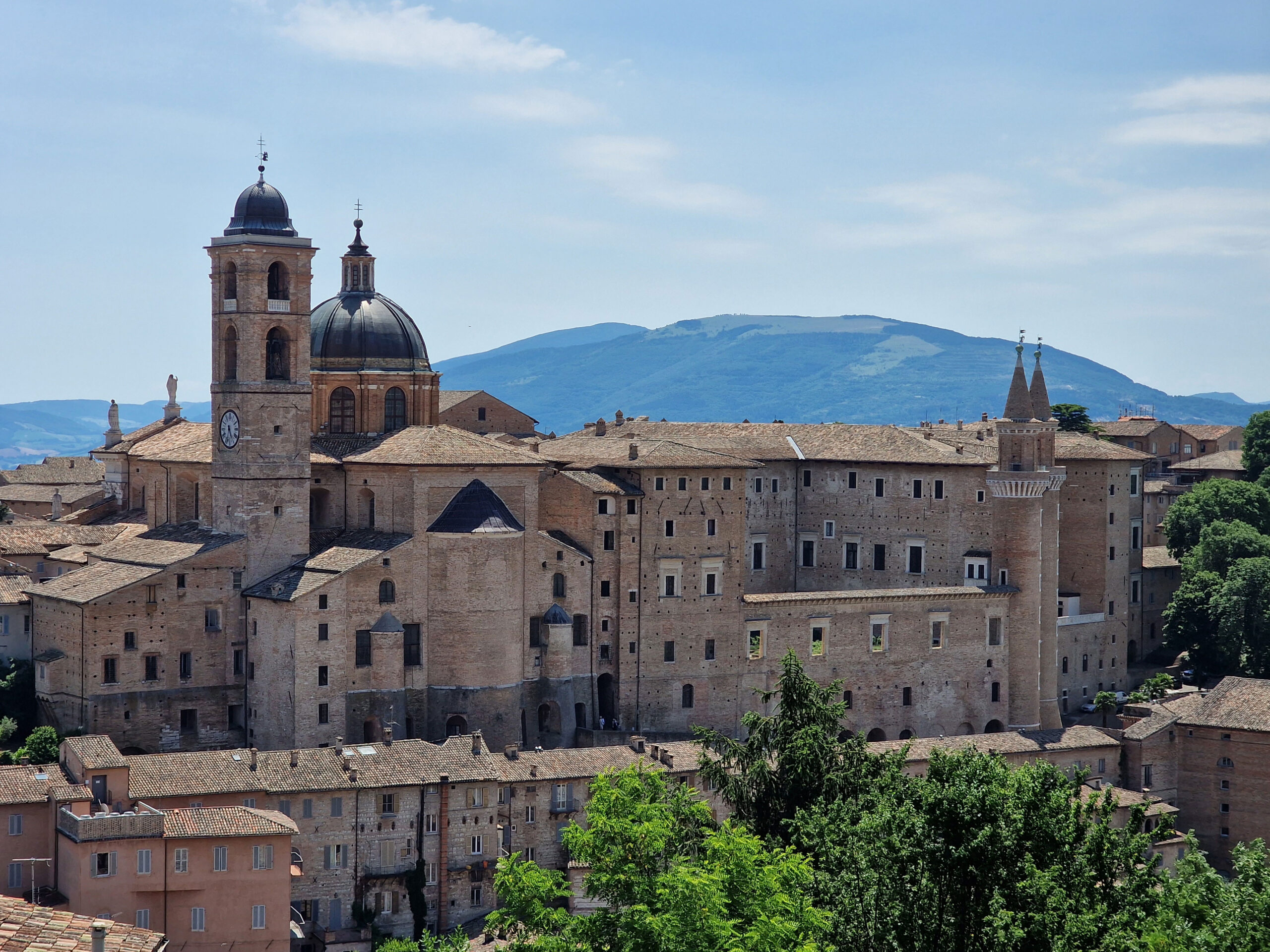 Urbino bezoeken: panoramisch uitzicht, Rafaël en een warme dag in Le Marche