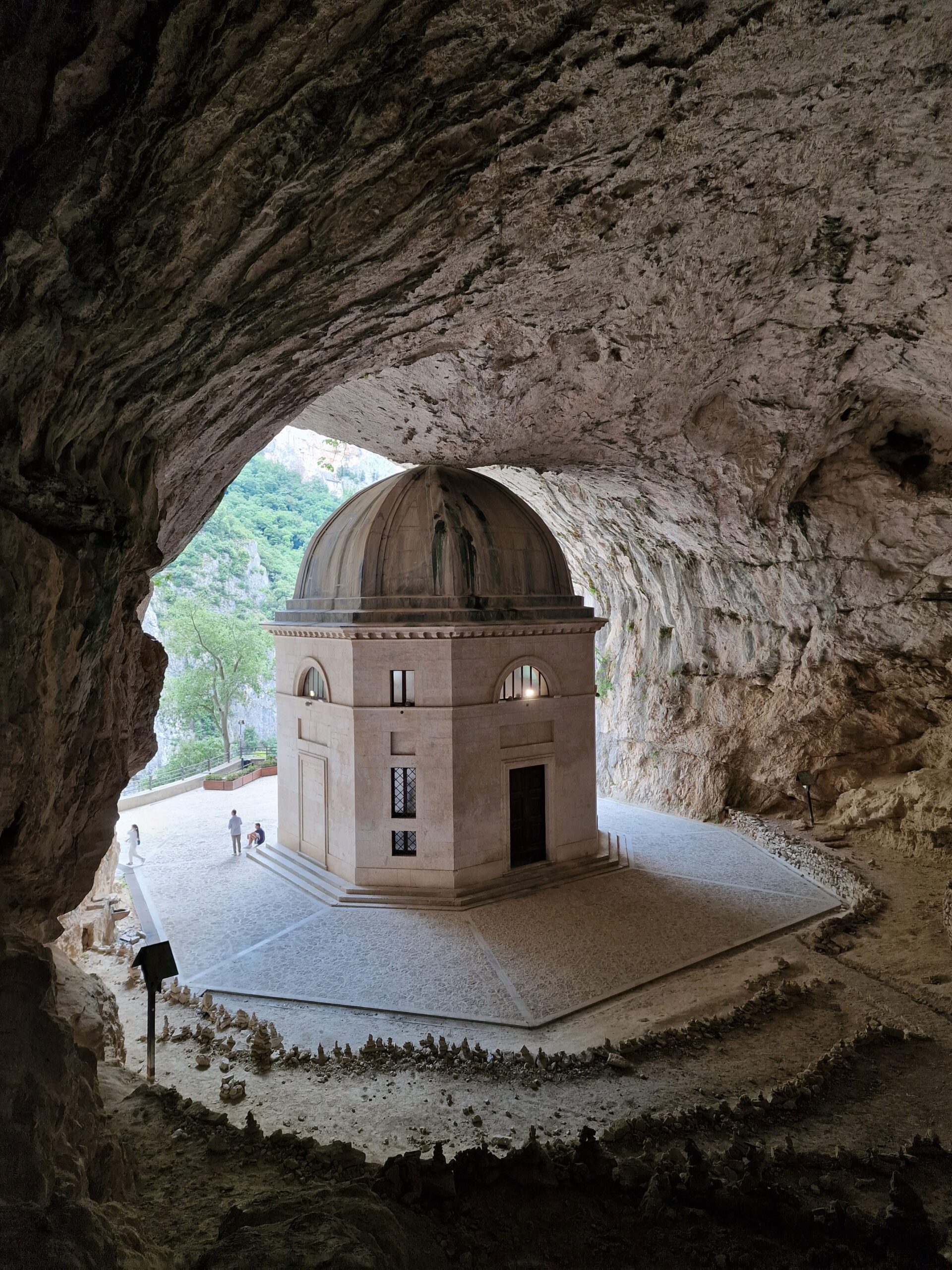 Tempio del Valadier bezoeken: een verborgen tempel in de rotsen van Frasassi