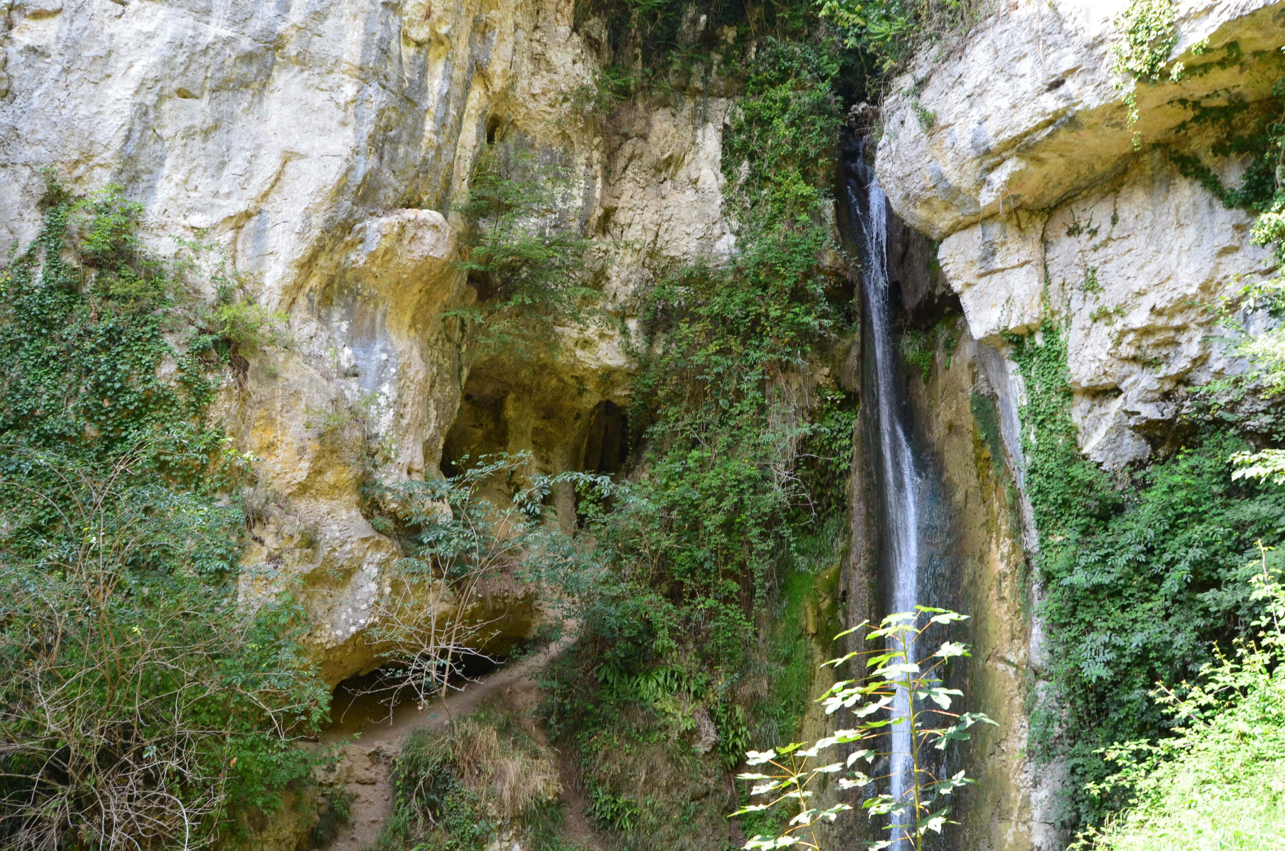 Parco delle Cascate di Molina bezoeken: wandelen langs watervallen en grotten
