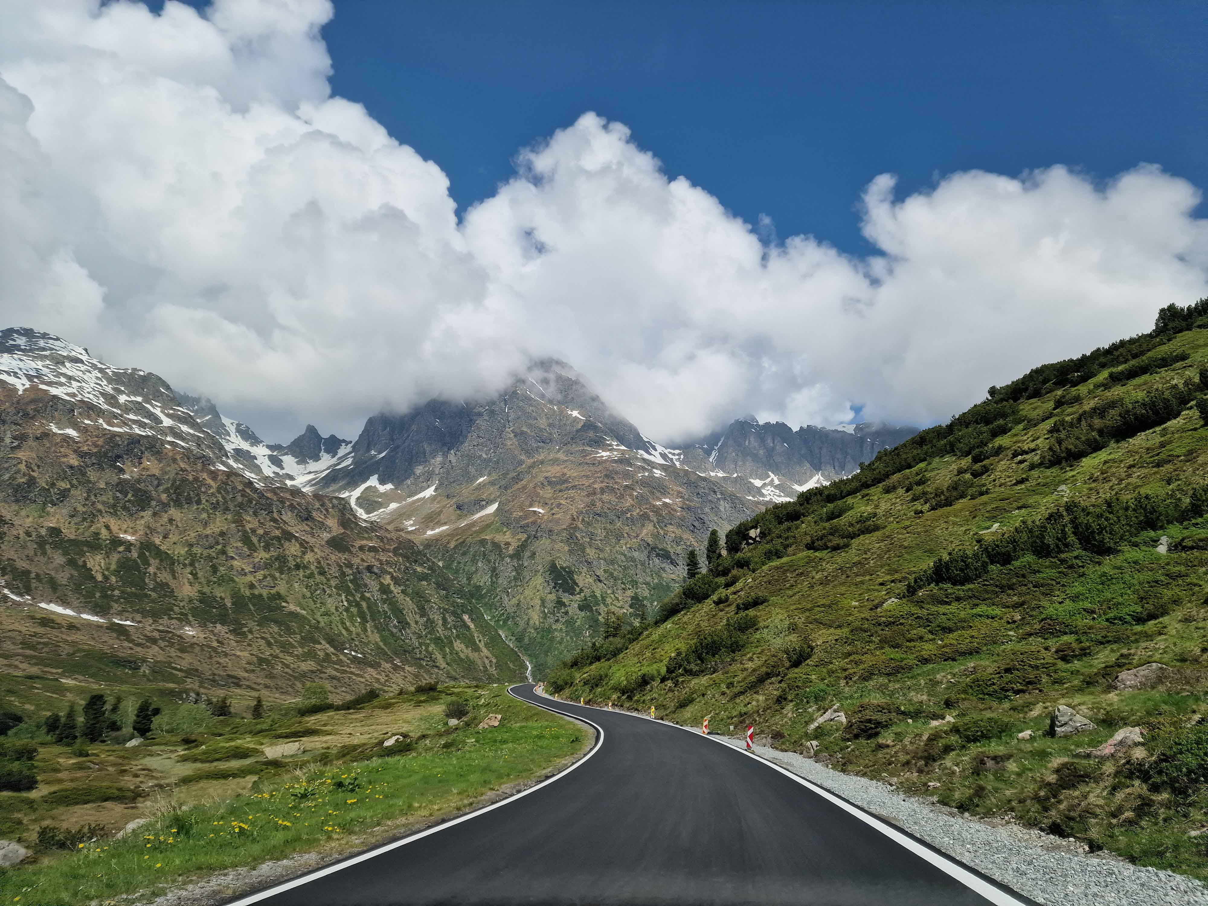 De Silvretta Hochalpenstraße met auto