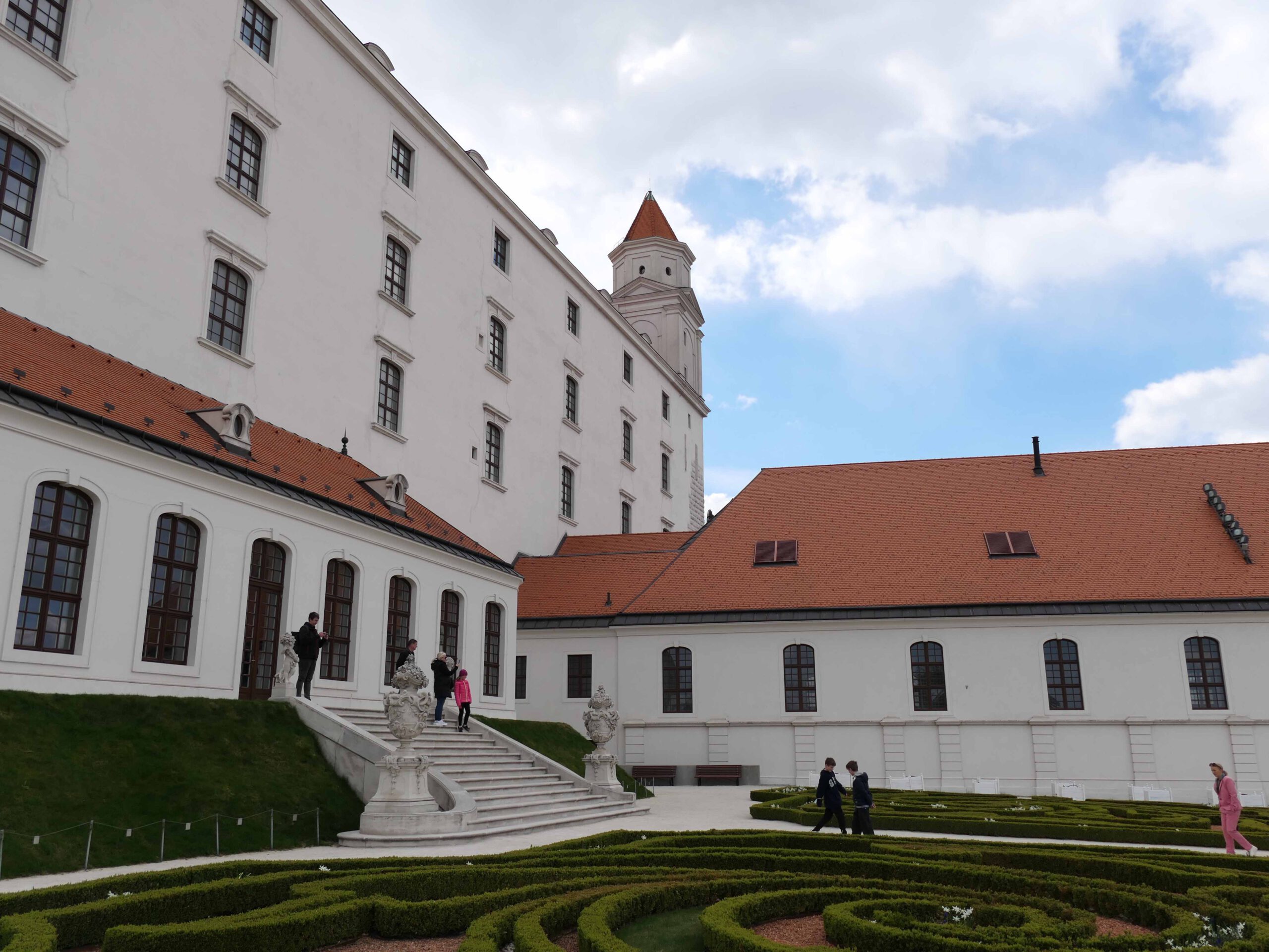 Een middag in Bratislava: wandelen langs kasteel, oude stad en Čumil