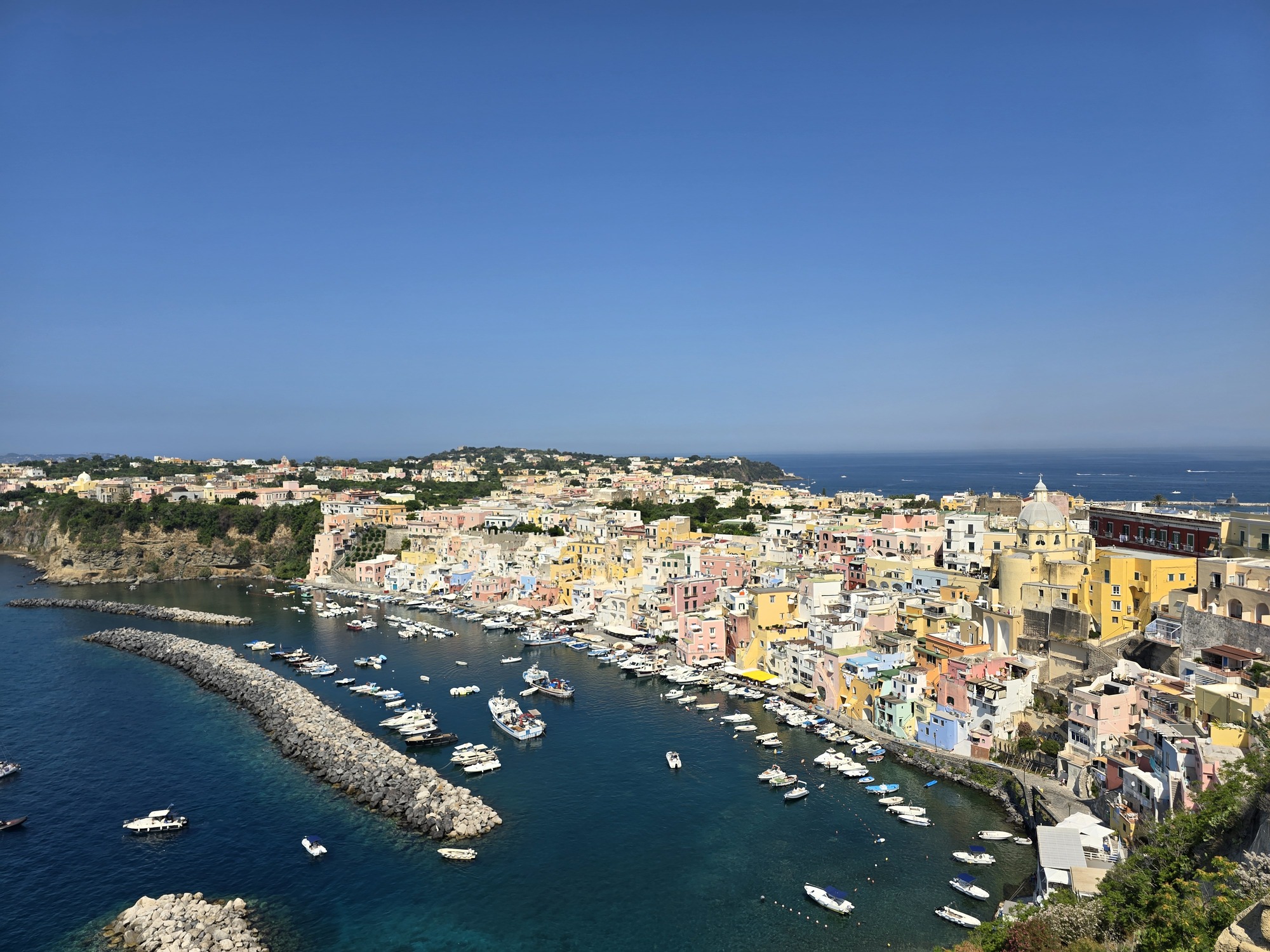 Een dagtrip naar Procida in zomerse hitte