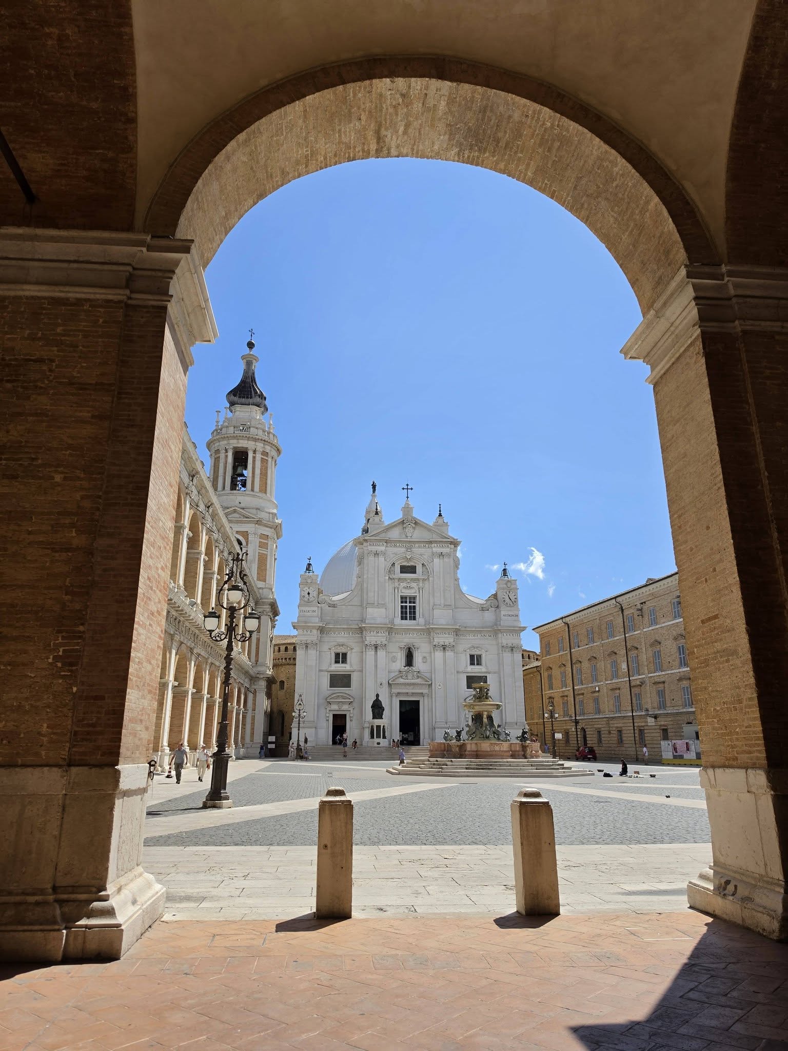 Kan een afbeelding zijn van Kathedraal van Guadalajara en Piazza di Spagna