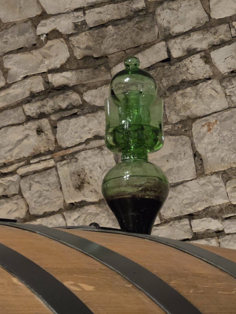 Kan een afbeelding zijn van ton en drinken