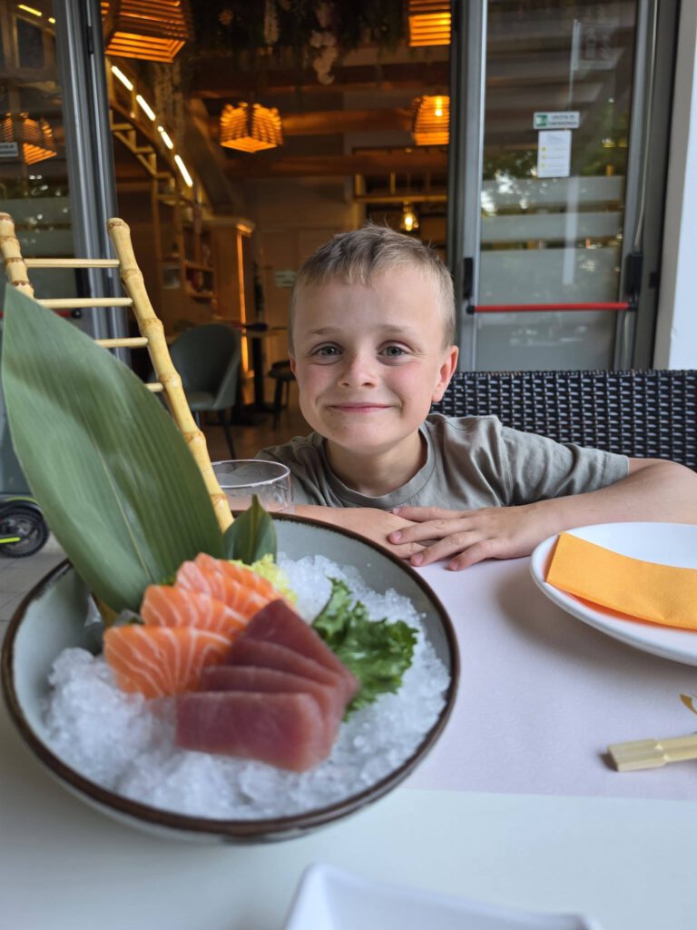 Kan een afbeelding zijn van gerookte zalm, sushi en sashimi
