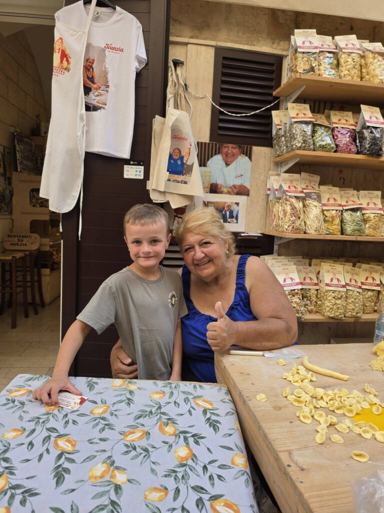 Kan een afbeelding zijn van een of meer mensen, pasta en de tekst 'Nunzia Nung Lia -- E0'
