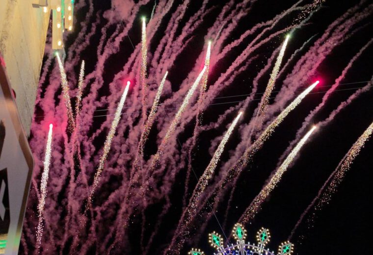 Cisternino tijdens de Festa Patronale: lichtjes, drukte en vuurwerk