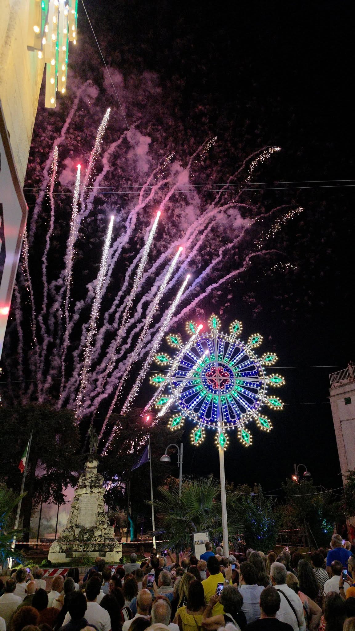 Kan een afbeelding zijn van vuurwerk en menigte