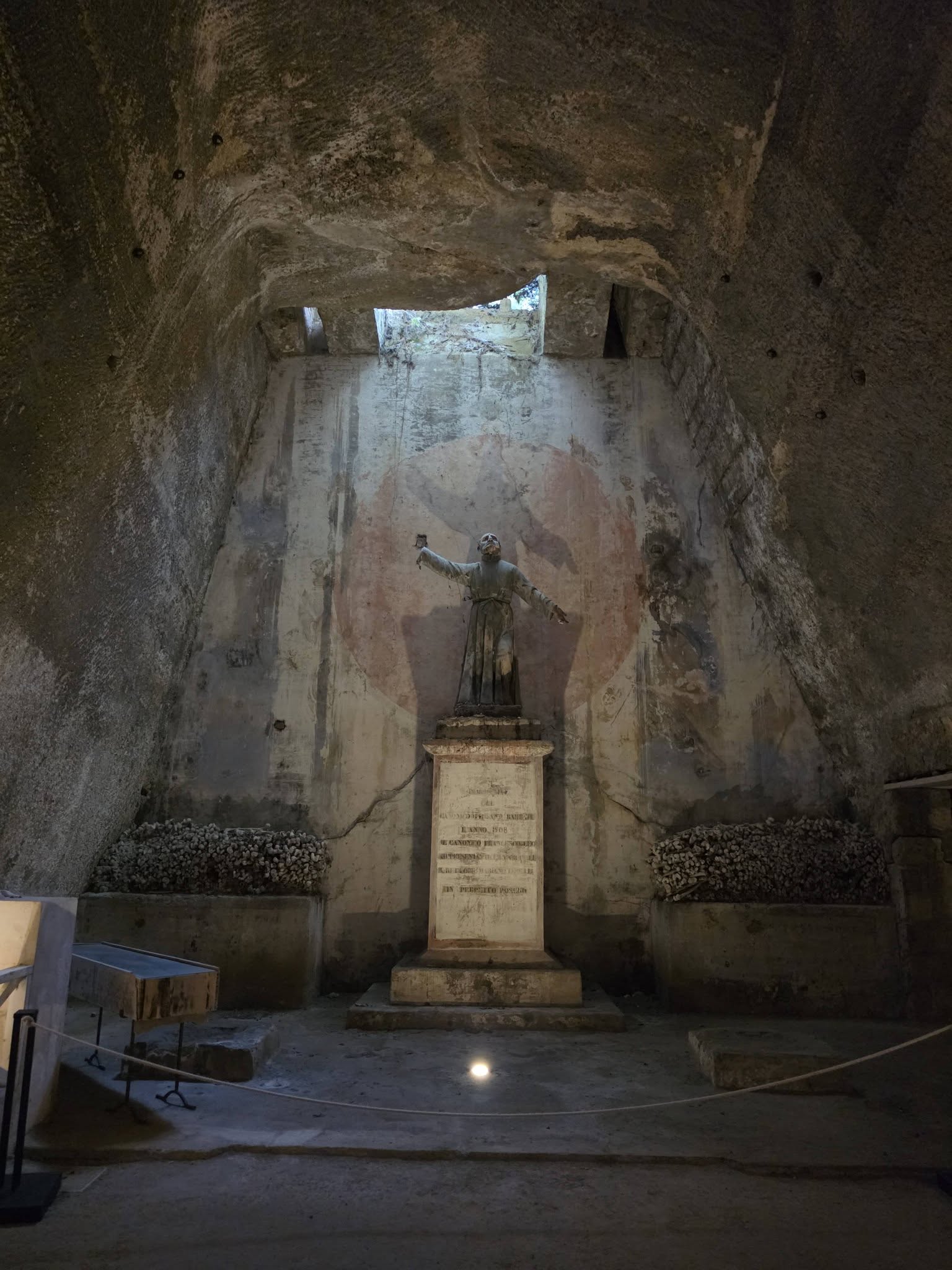 Kan een afbeelding zijn van Catacomben van Parijs en Pantheon