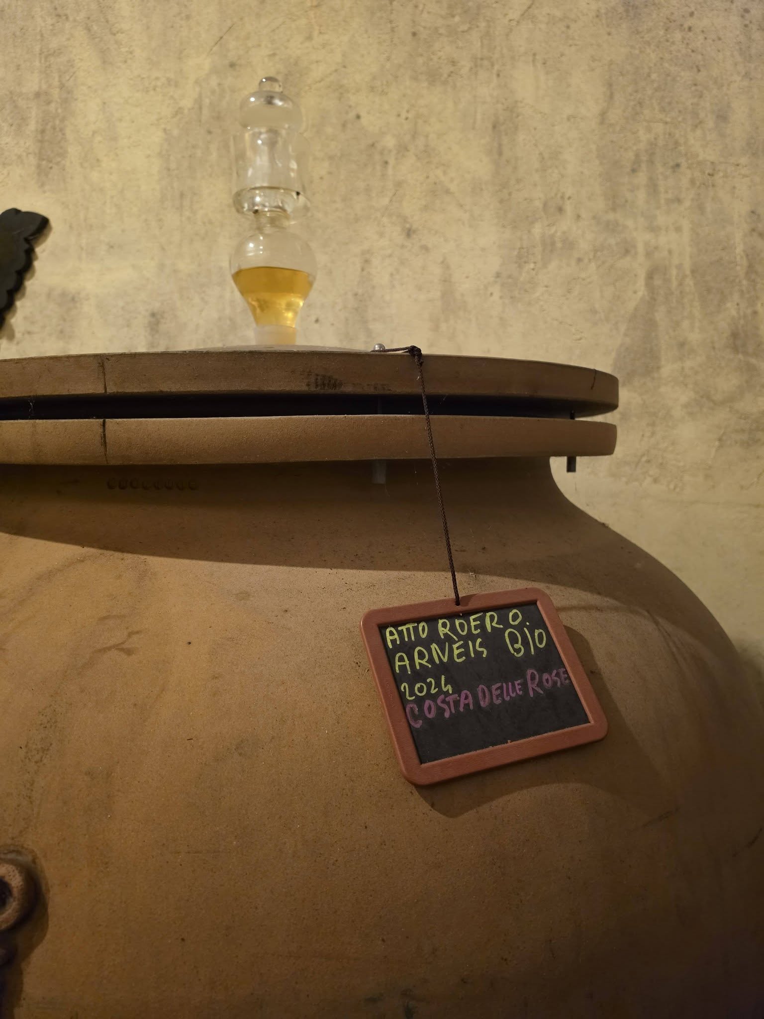 Kan een afbeelding zijn van bier, koffiezetapparaat en de tekst 'ATTO ATTORDERO ROER 310 ARNEIS ARI 2024'