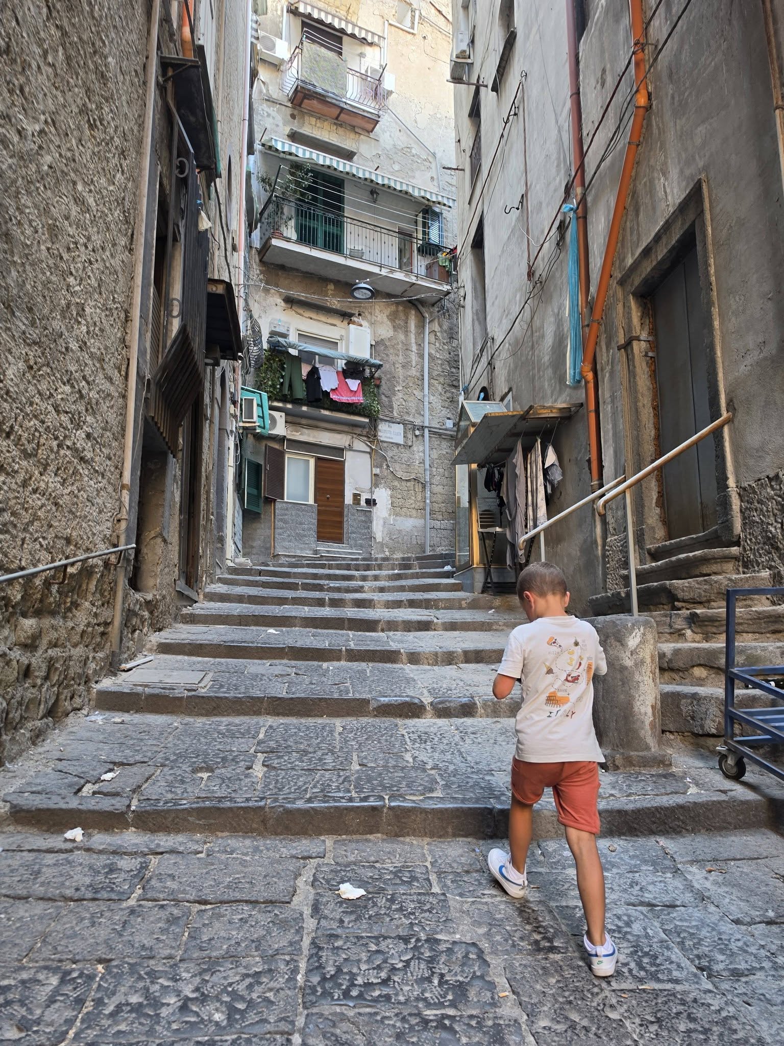 Kan een afbeelding zijn van straat en Camogli