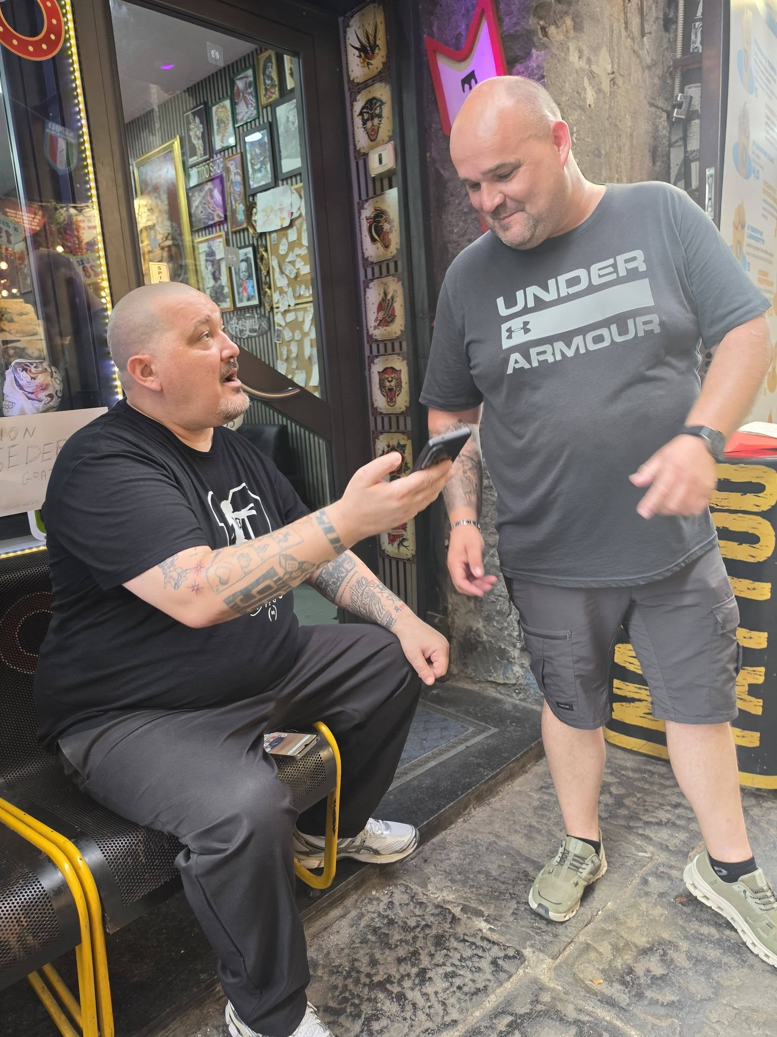 Kan een afbeelding zijn van een of meer mensen, baard en de tekst 'ゴー油 UNDER ARMOUR み ARMOUR UNDER'