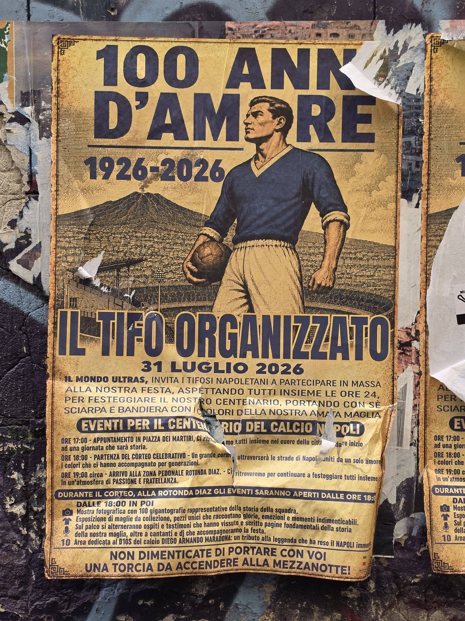Kan een illustratie zijn van de tekst '100 ANK D'AMOR MORE 1926-2026 TIFO ORGANIZZATO 31 LUGLIO 2026 MONDO ULTRAS, INVITA TIFOSI NAPOLETANI NAPOL ETANI PARTECIPARE N MASSA ALLA NOSTRA FESTA, TUTTI ORE 24, PER FESTEGGIARE OSTRO CENTENARIO, SCIARPAE BANDIERA CON OLORI DELLA NOSTRAA MAGLIA EVENTI PER IL CEMEH RIO DEL CALCION POLI NTANENTO PIAZZA MARTIRI, cinti dare Inizio giarnata CELEBRATIVO sttraverserà| PEDONALE ROTANDA DAZ. DURANTE strade apold ALLA ROTONDA 17:00 ritroveremo per continmare GL fotografica รส้อ amore 8:00- esteggiare tutti Imsieme sgoresentathre R1 SARANNO APERTI DALLE ORE 18:0 DURANTI fondamentall enticabili, Most Espo leggenda NAPOLI NON DIMENTICATE PORTARE CON νοι UNA TORCIA DA CCENDERE ALLA ZANOTTE!'