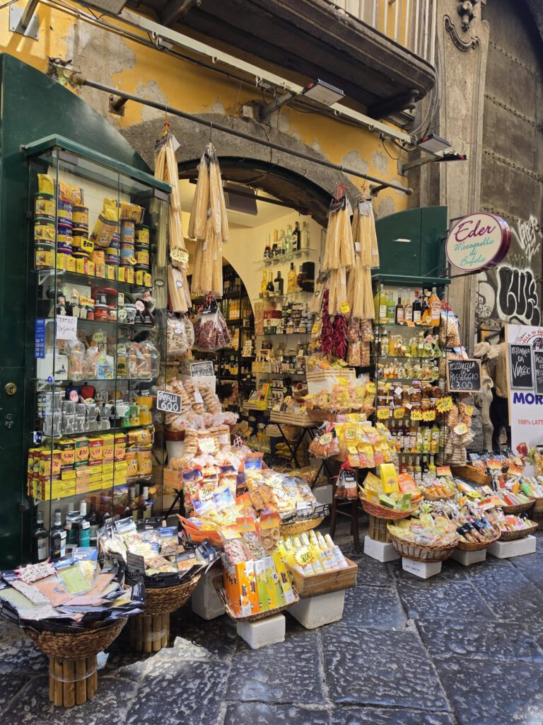 Kan een afbeelding zijn van Piazza di Spagna, kiosk, Camogli en tekst